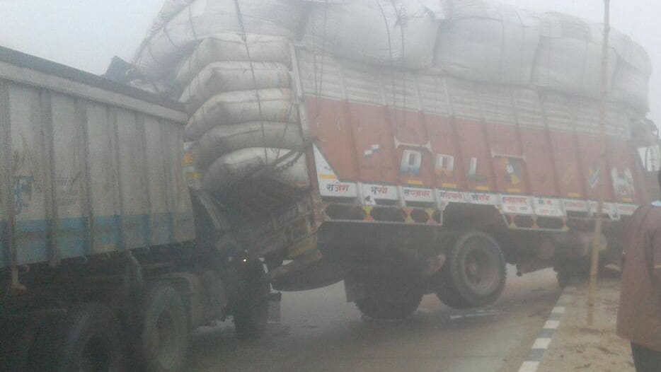 Due to heavy impact of dense fog in UP many vehicles in Kanpur and Fatehpur clashed together