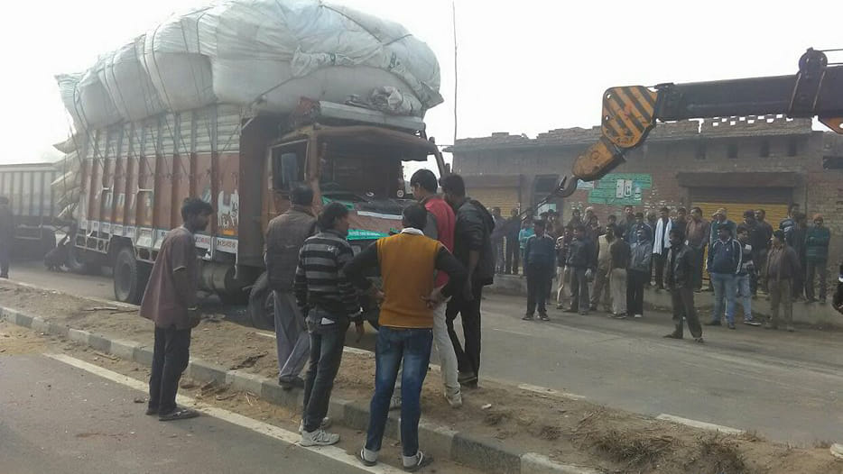 Due to heavy impact of dense fog in UP many vehicles in Kanpur and Fatehpur clashed together
