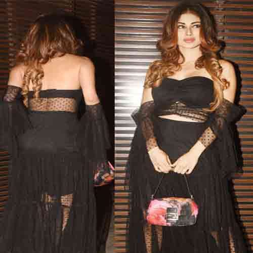 mouni roy show her boldness in back less dress enters in a party