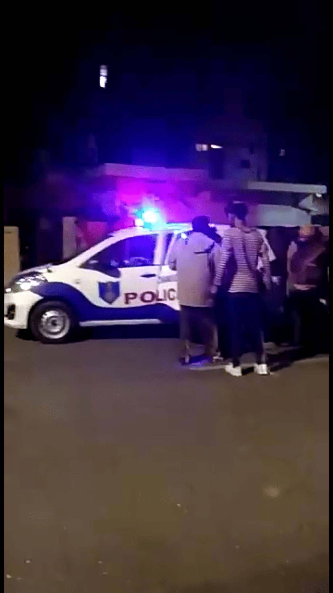 Three attacked, hit with flowerpots in the presence of PCR vehicle