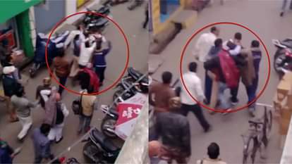 BOY BEATEN JANSEVA KENDRA MEMBER ON ROAD FIGHT DURING ADHARCARD 