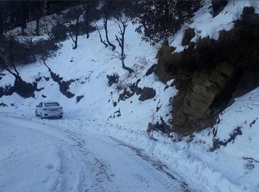 बर्फबारी के 12 दिन बाद भी बस सेवा ठप