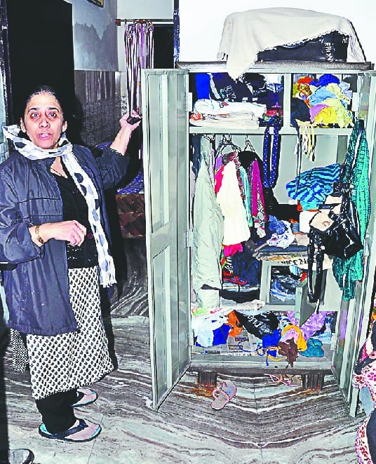 The couple strolled outside, thieves kept screaming