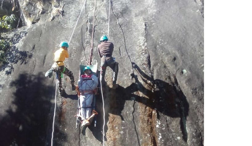 Learned to remove the injured with ropes in rocks