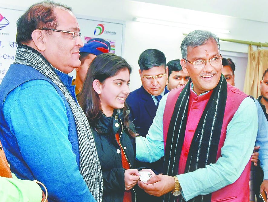 uttarakhand cm trivendra launched smart driving licence and rc