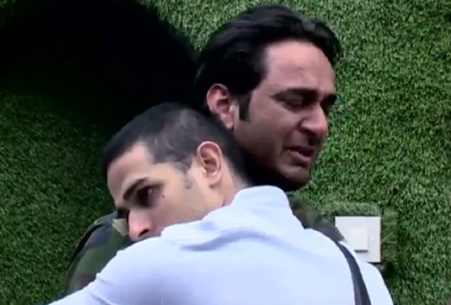 bigg boss 11 vikas gupta kissed aakash dadlani in kalkothari