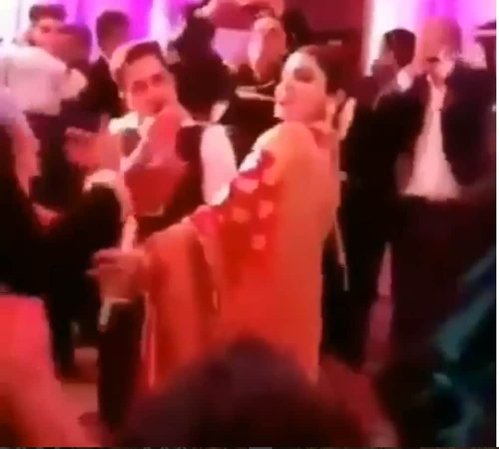 anushka sharma and virat kohli hip hop dance on their reception party