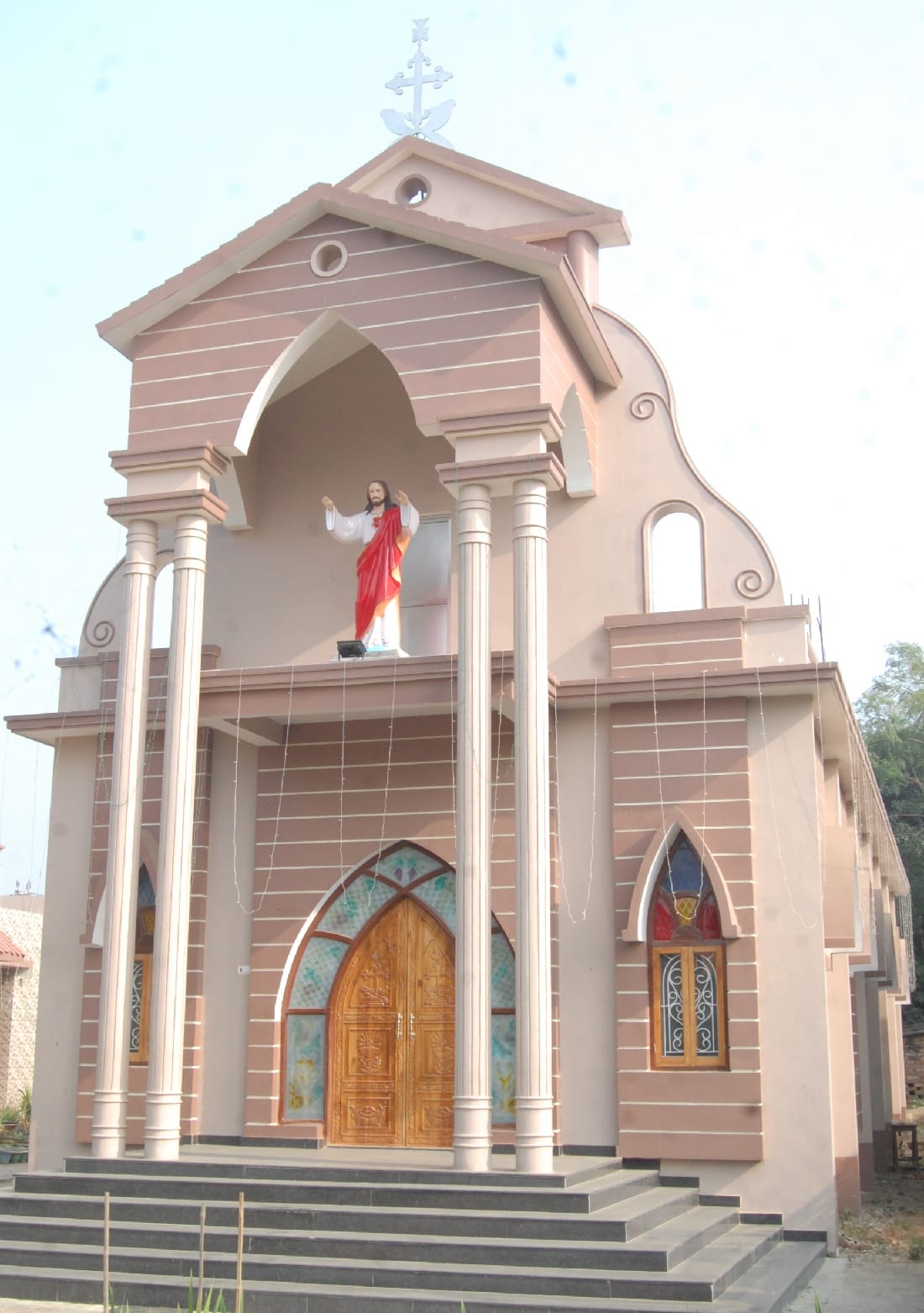 सजने लगे चर्च, दिखने लगी क्रिसमस की धूम