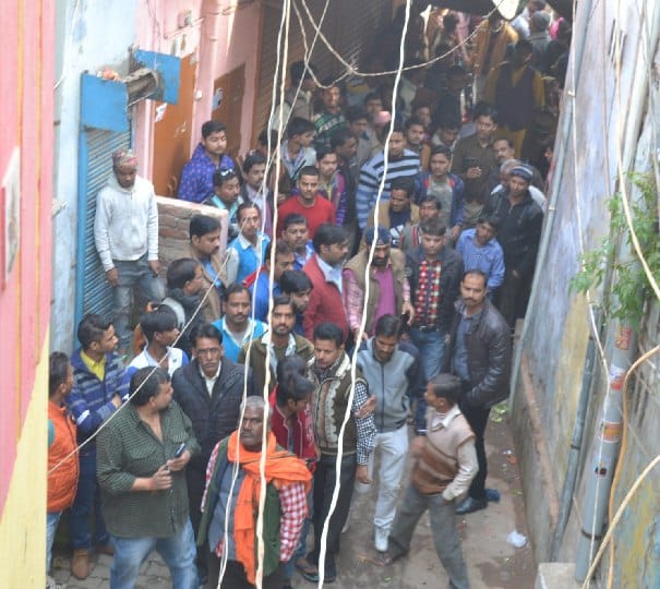 धमाके के बाद दुकानें  छोड़कर भागे व्यापारी 