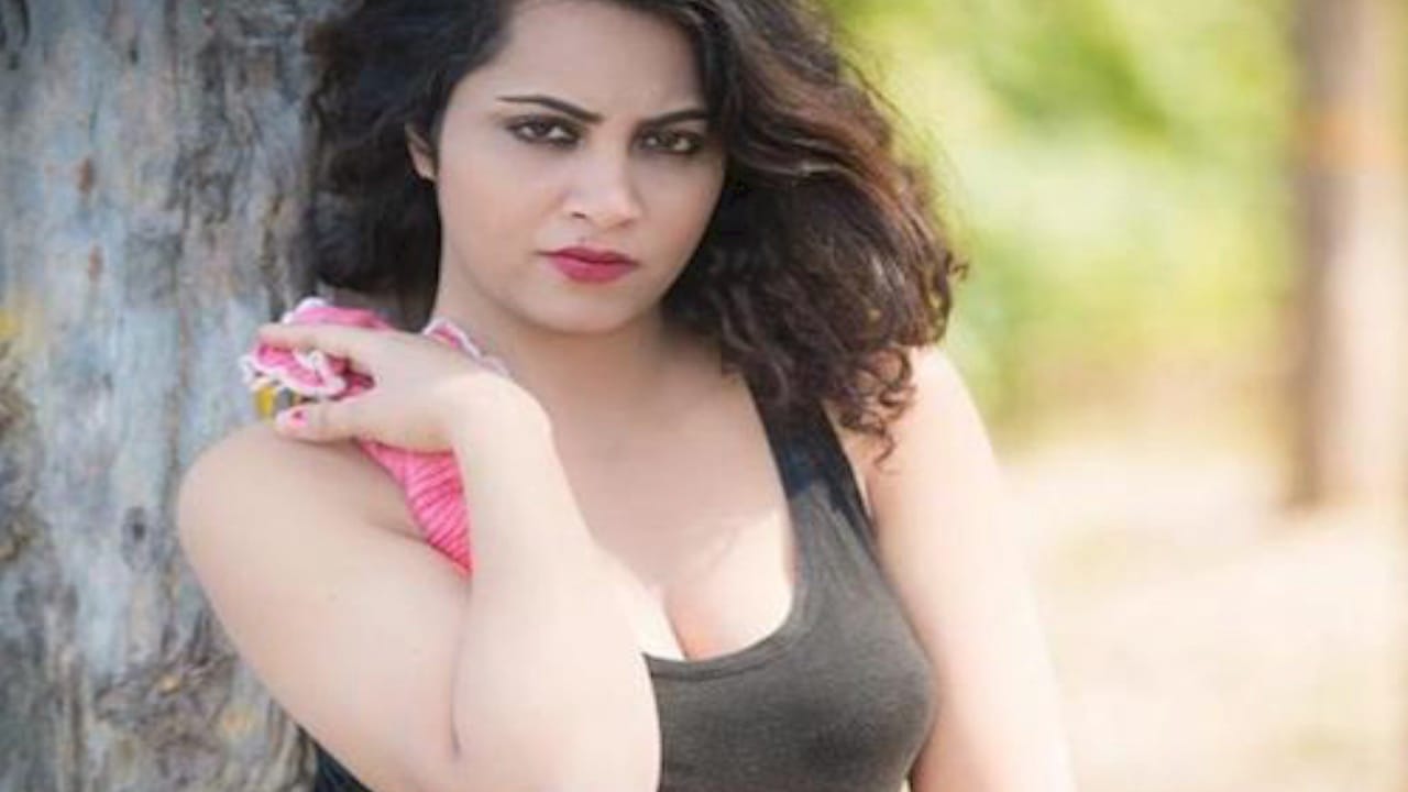 bigg boss 11 ex-contestant arshi khan video, how radhe maa used crime branch