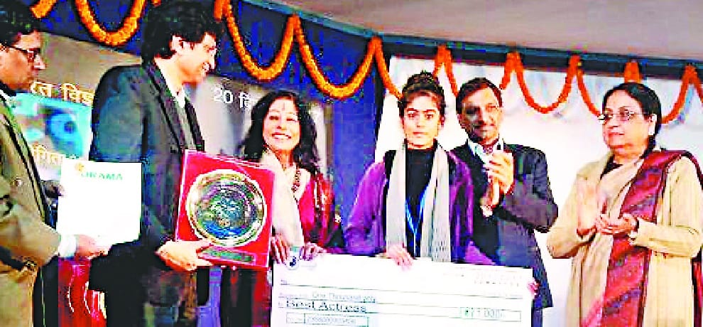 नवज्योति स्कूल की छात्रा आस्था को मिला सर्वश्रेष्ठ अभिनेत्री का पुरस्कार