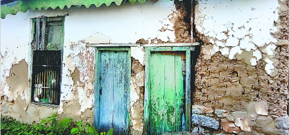 खंडहर में चल रहा खंड विकास कार्यालय, असुरक्षित घोषित होने के बाद नहीं गिराई इमारत
