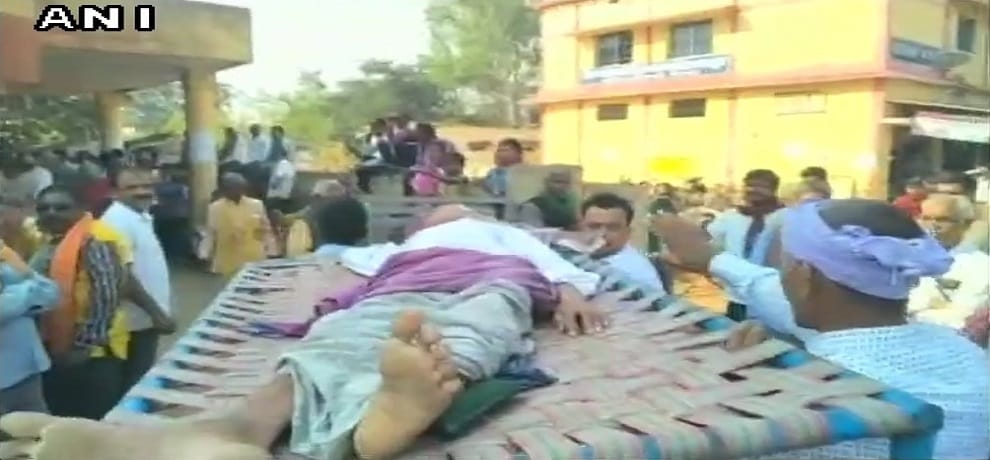 Farmer brought to bank on a cot in Chhattisgarh