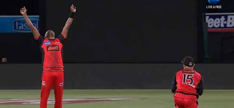 dwayne bravo completes 400 wickets in t20 cricket