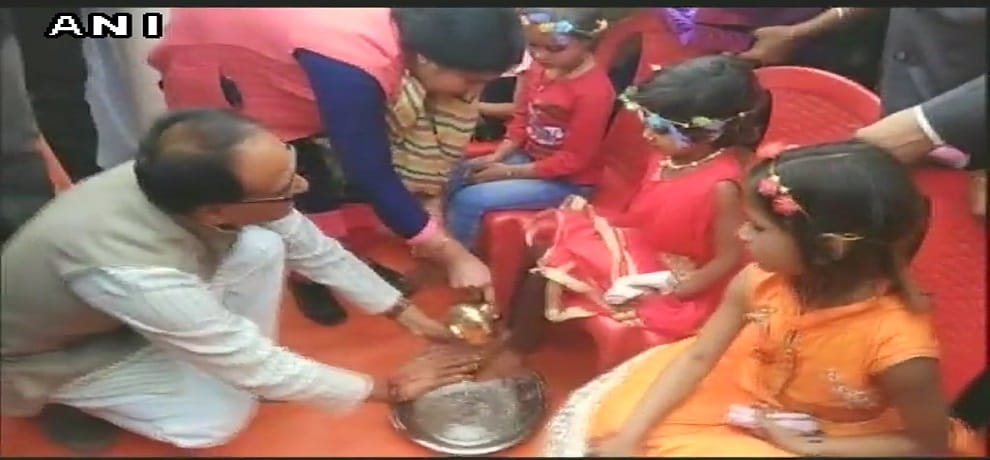 Madhya Pradesh: Gifts distributed by Shivraj Singh to the girls took away by district administration