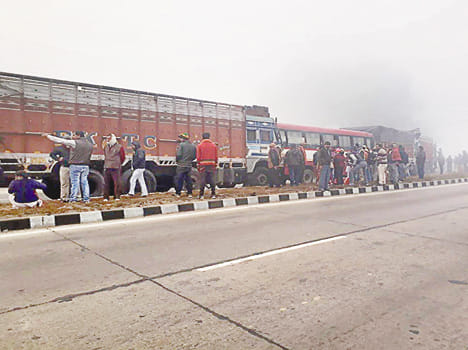 12 vehicles in fog haze, 19 wounded