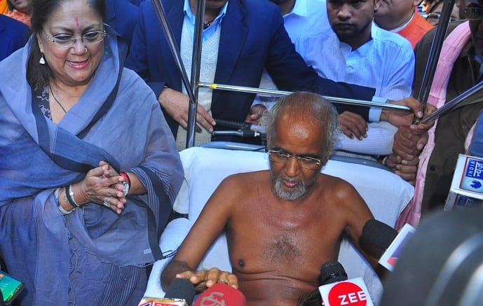 Jain Muni Tarun Sagar met with cm vasundhara raje in case of badapadam pura jain temple
