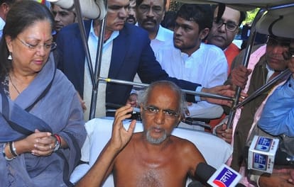 Jain Muni Tarun Sagar met with cm vasundhara raje in case of badapadam pura jain temple