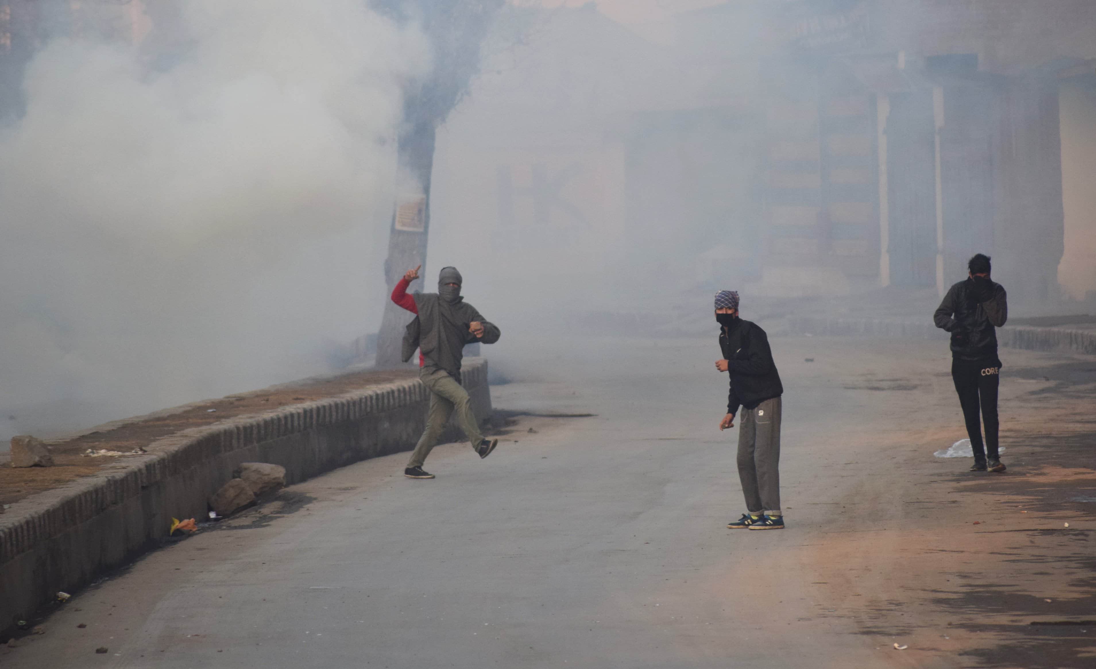 see the pics of Violence erupted after Friday prayer in j&k