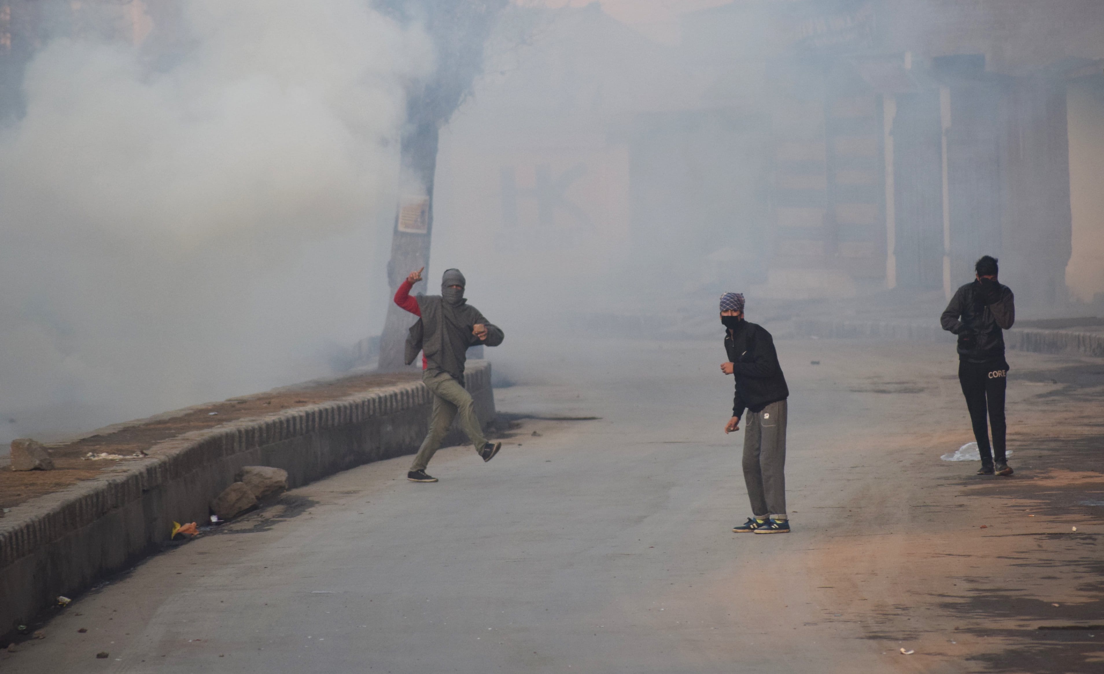 see the pics of Violence erupted after Friday prayer in j&k