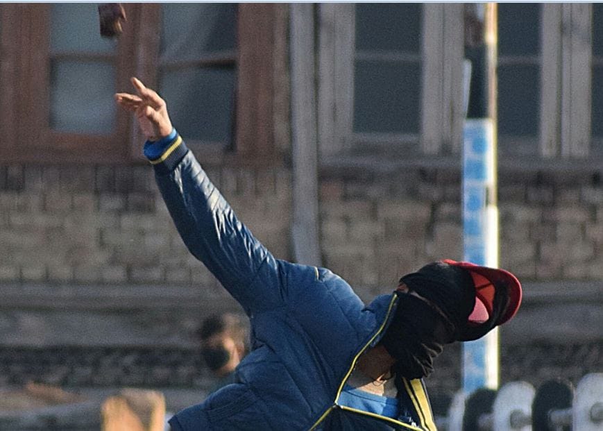 see the pics of Violence erupted after Friday prayer in j&k