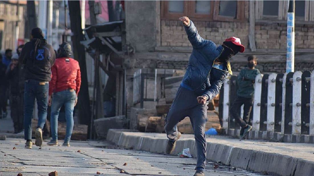 see the pics of Violence erupted after Friday prayer in j&k