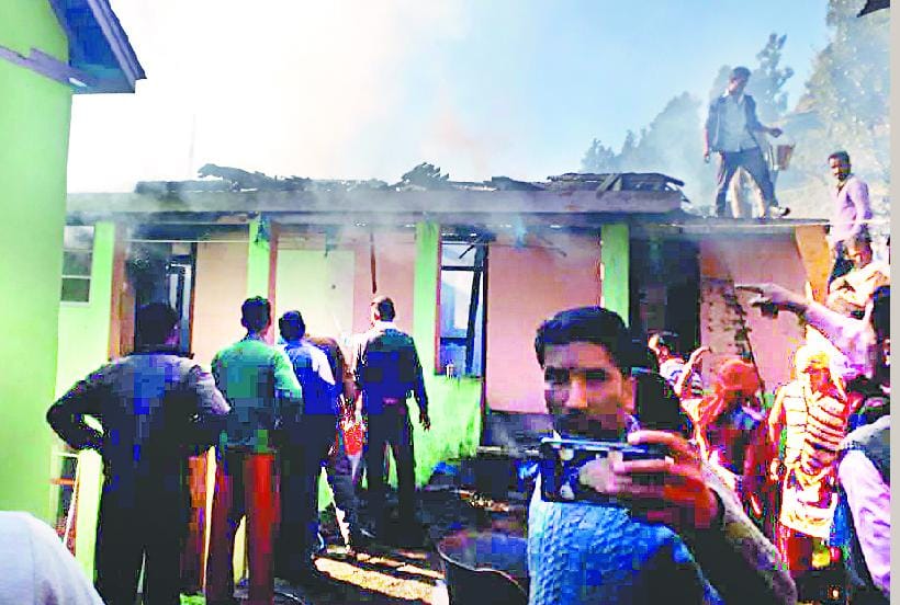 जरयाड़ गांव में पांच कमरों का मकान राख, लाखों का नुकसान