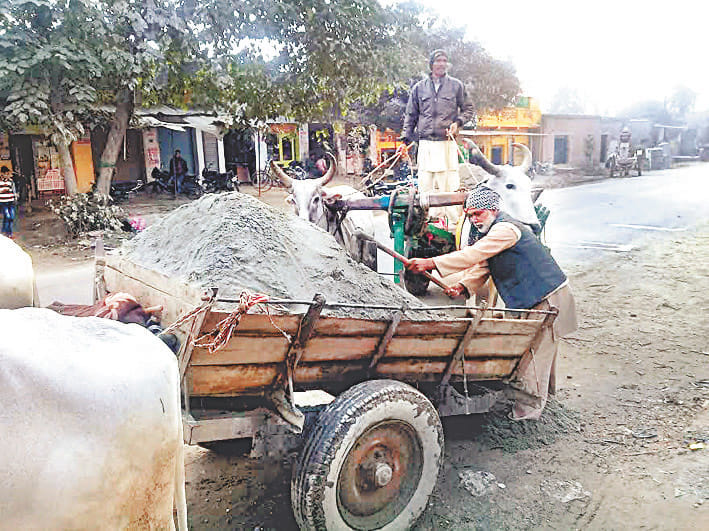 अवैध खनन करते दो ट्रैक्टर ट्राली पकड़ीं