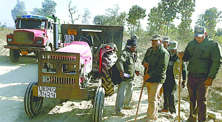 mafiya tried to take away tractor trolley used in illegal mining