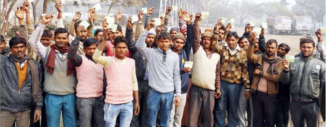 किसानों का चीनी मिल अधिकारियों के विरोध में प्रदर्शन