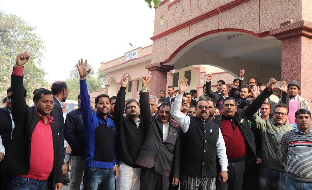 लेखपालों ने वकील को पीटा, तहसील में जमकर हंगामा