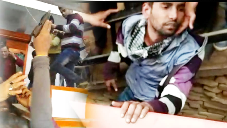 public catched the bank robber in kanpur