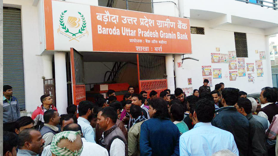 public catched the bank robber in kanpur