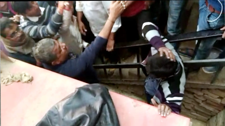 public catched the bank robber in kanpur