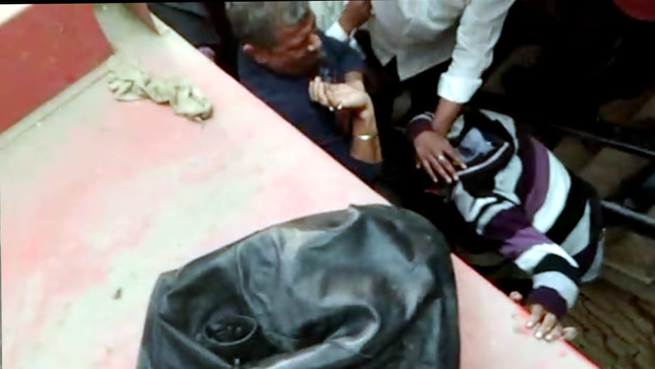 public catched the bank robber in kanpur