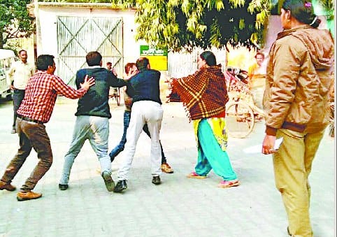 जिला अस्पताल मेें पुलिस के सामने भिड़े दो पक्ष