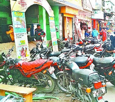 शहर में नहीं पार्किंग, सड़क पर खड़े किए जा रहे वाहन