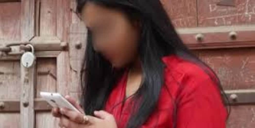 rickshaw puller implores 3000 girls in the clutches of love in bareily