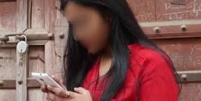 girl broke relationship by sending obscene photos of her friend to her fiance In Agra