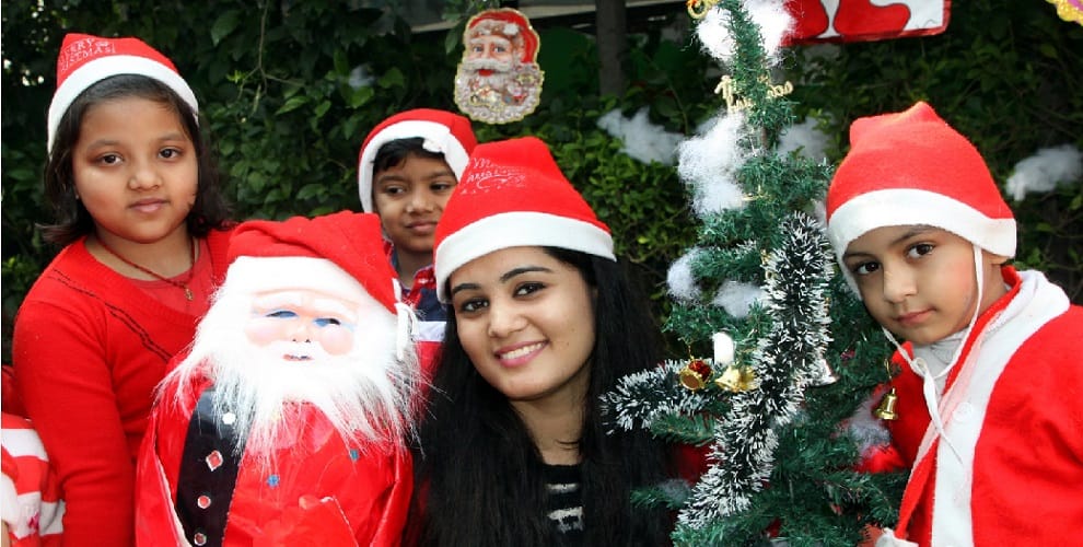 Christmas 2017 : children arriving at Santa Claus, plenty of fun