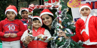 Christmas 2017 : children arriving at Santa Claus, plenty of fun
