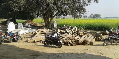 कब्रिस्तान की जमीन पर वाहन खड़े करने पर छात्रों को खदेड़ा