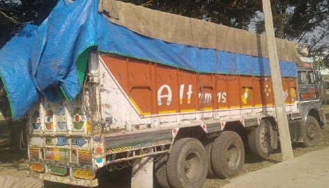 फैजगंज बेहटा में ट्रक से सर्फ एक्सल लूटा