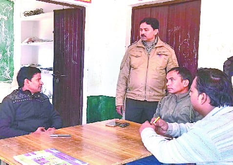 एमडीएम में कीड़े निकलने की जांच को पहुंचे बीईओ