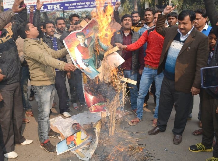 वाल्मीकि समाज ने सलमान और शिल्पा का पुतला फूंकां