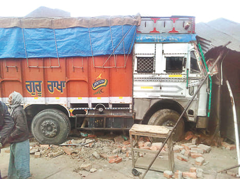 घाटमपुर के मुख्य चौराहे के पास दुकान के भीतर घुसा ट्रक।