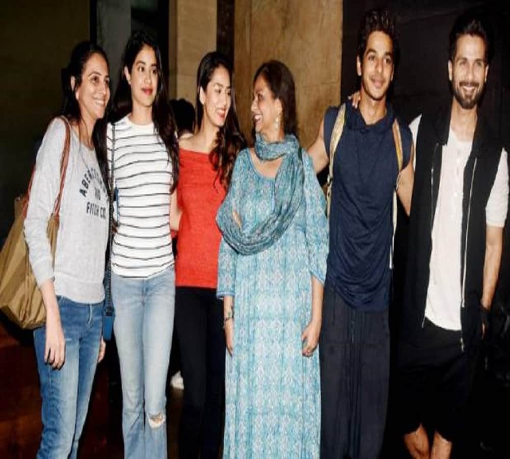  jahanvi kapoor was seen with ishaan khattar family in a photo