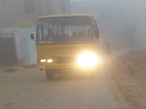  लाइट जलाकर निकलते स्कूली वाहन