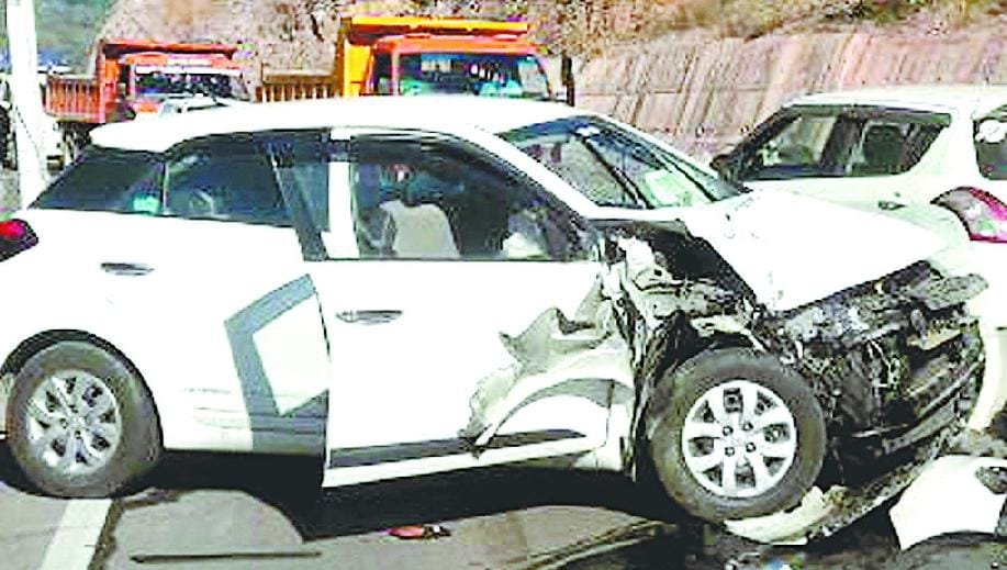 ट्रक ने कार को मारी टक्कर, दो युवक जख्मी