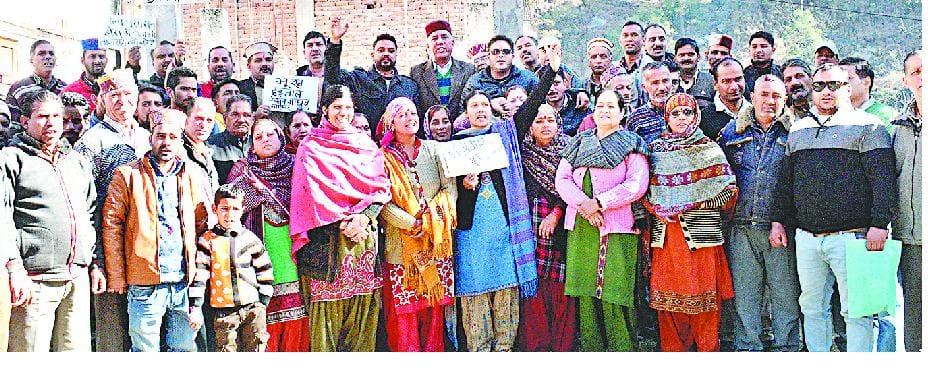 औट तहसील मुख्यालय पर परिवार समेत हड़ताल पर बैठे दुकानदार